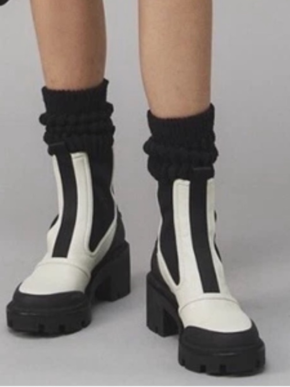 Tory Burch Leather Chelsea Lug Sole Ankle Boots Ivory Black Size 8.5 Retail $428 - Picture 2 of 11